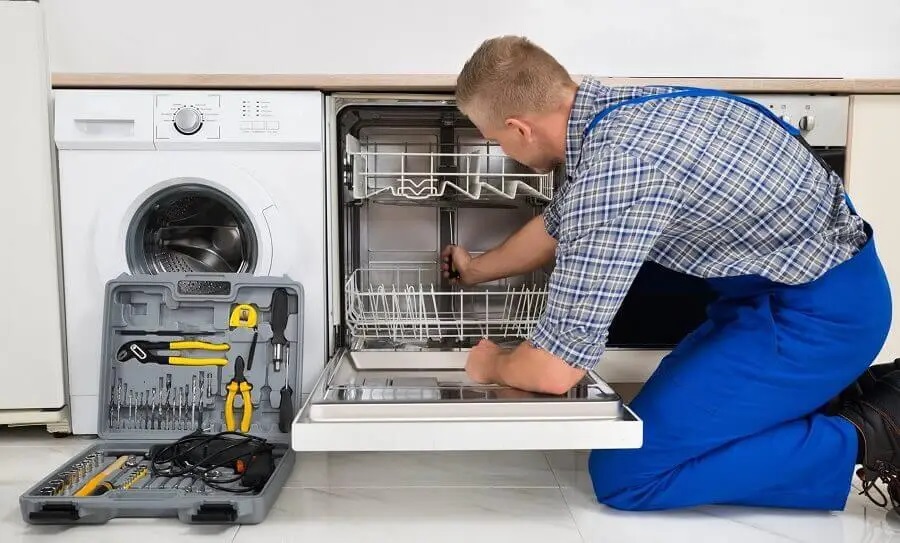 Ferizli Miele servisi teknisyen ekibi beyaz eşya tamiri yaparken